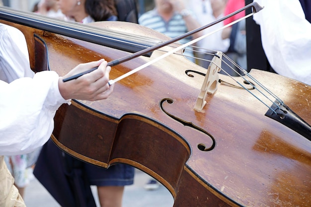 Mann spielt Cello in einer Parade