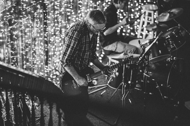 Foto mann spielt gitarre foto