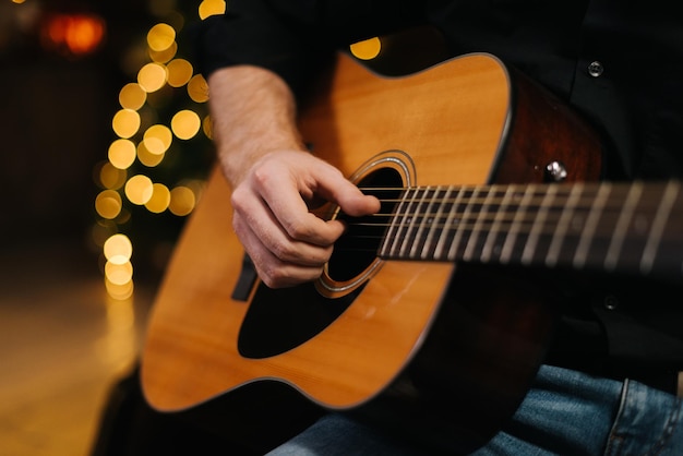 Mann spielt Gitarre in Nahaufnahme