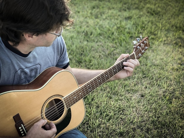 Foto mann spielt gitarre