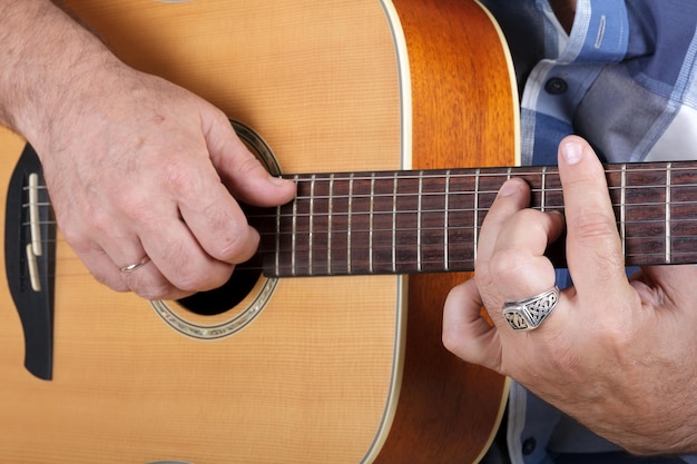 Mann spielt Gitarrenakkorde