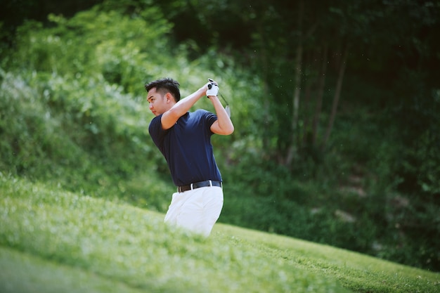 Mann spielt Golf auf einem Golfplatz