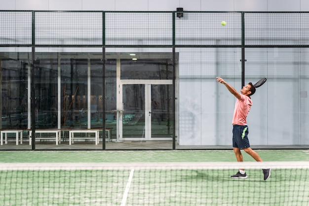 Mann spielt Padel