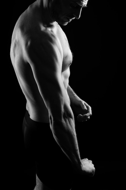 Mann Sportler isoliert auf einem schwarz-rot-weißen Hintergrund Fitness-Motivation