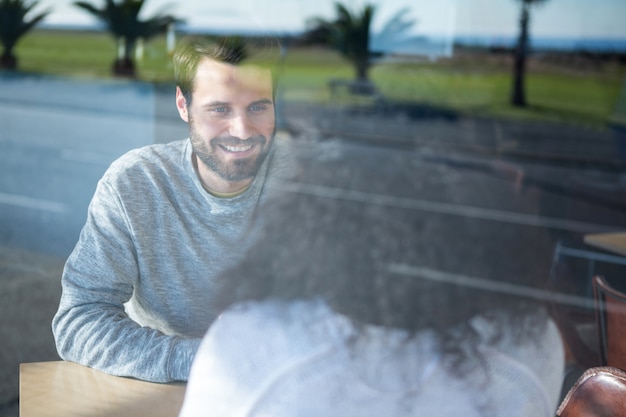 Mann spricht mit einer Frau im Café