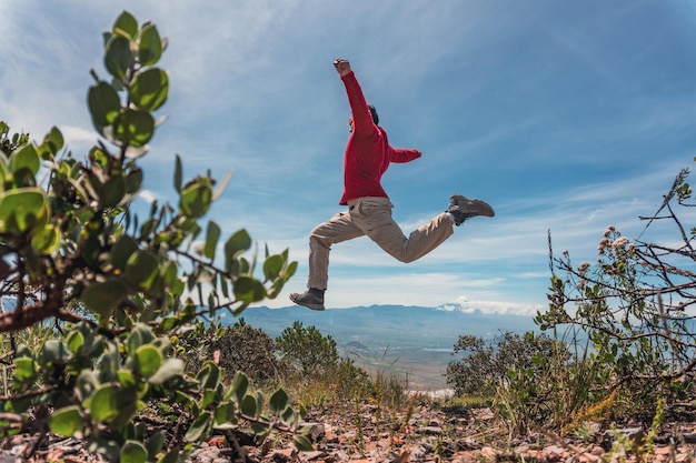 Mann springt über Felsen im Berg