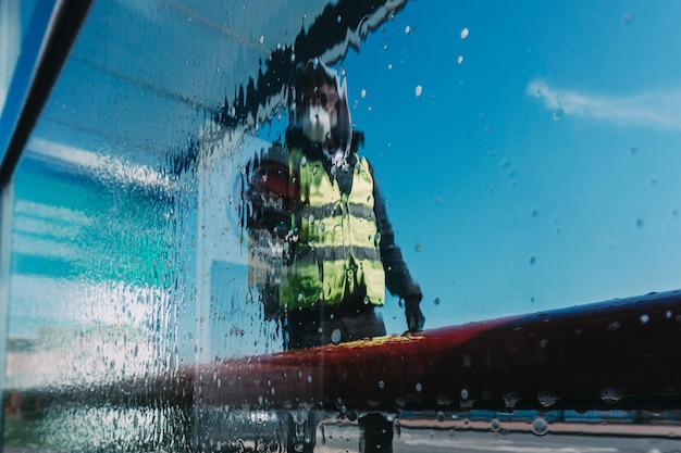 Foto mann sprüht sanitizer auf glas