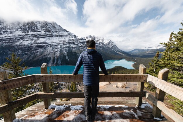Mann stehend und Blick auf den Peyto-See im Banff-Nationalpark