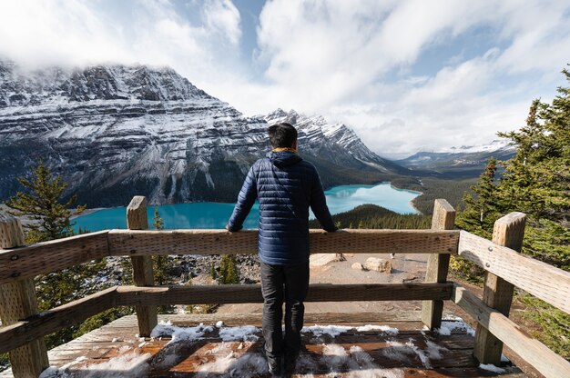 Foto mann stehend und blick auf den peyto-see im banff-nationalpark