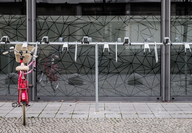 Foto mann steht am gebäude