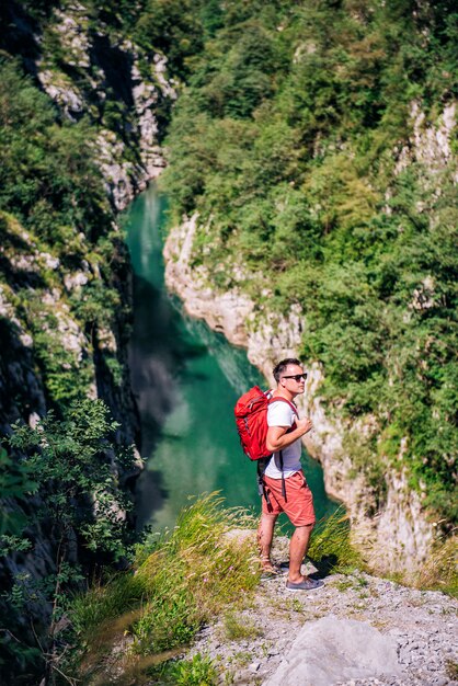 Mann steht auf der Klippe