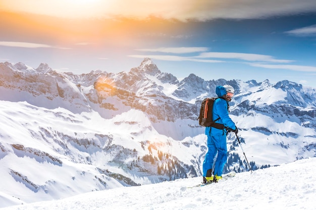 Mann steht auf einem schneebedeckten Berg gegen den Himmel