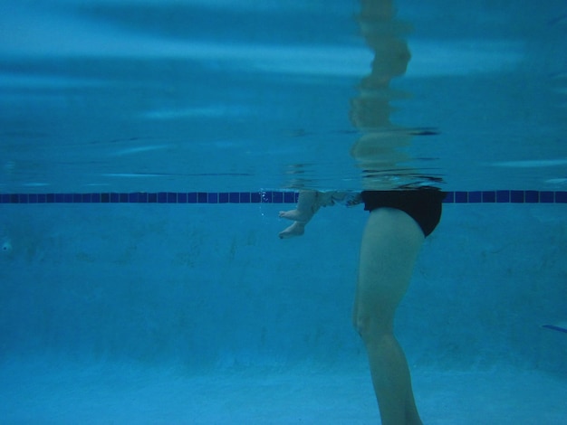 Foto mann steht im schwimmbad