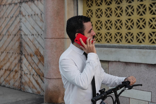 Mann telefoniert auf einem Roller auf der Straße