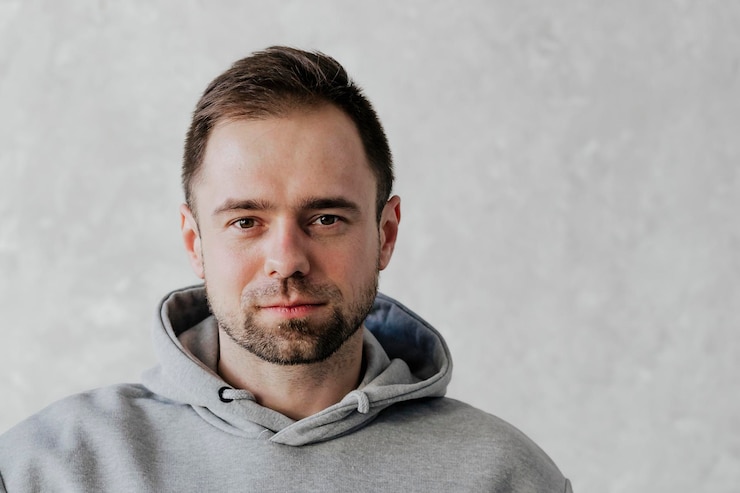 Foto mann trägt einen grauen hoodie