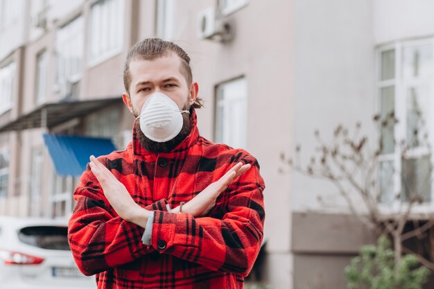 Mann trägt medizinische Maske auf der Straße