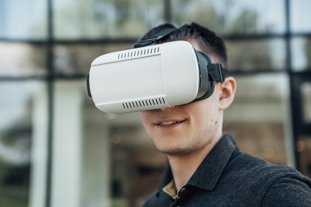Mann trägt VR-Brille und spielt Spiele