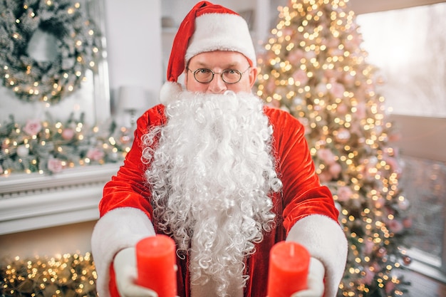 Mann trägt Weihnachtsmannkostüm