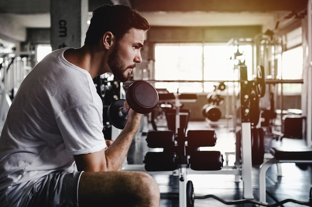 Mann trainiert im Fitnessstudio