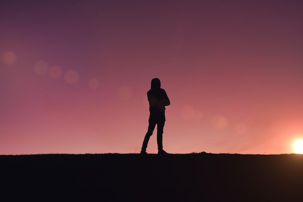 Mann Trekking in den Bergen mit einem wunderschönen Sonnenuntergang