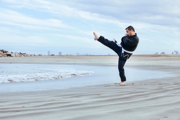 Mann tritt einen großen Taekwondo-Tritt