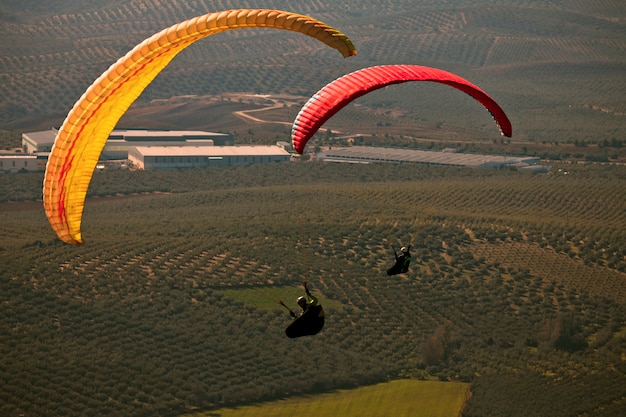 Mann üben Paragliding Extremsport