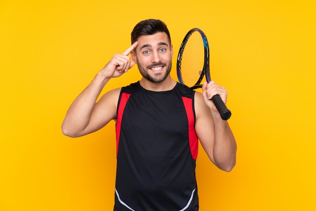 Mann über der lokalisierten gelben Wand, die Tennis spielt