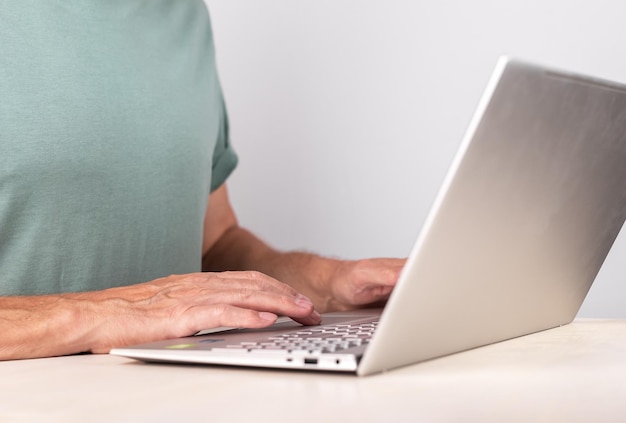 Mann übergibt Nahaufnahme, die auf der Laptop-Tastatur tippt Verwenden des Computers für das Arbeitsstudium entspannen Männlich bereitet Projektbericht vor Schreiben von E-Mails oder Surfen im Internet