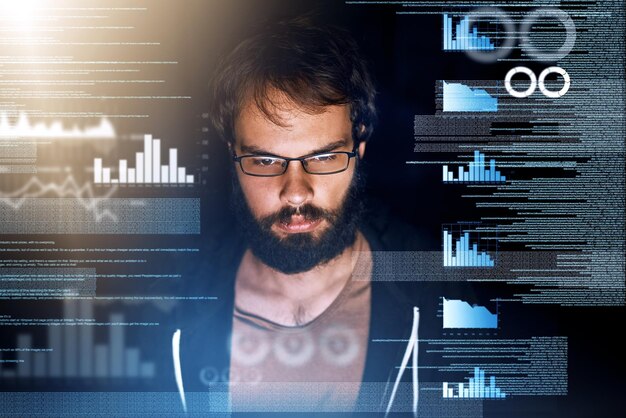 Mann Überlagerung und Programmierung mit Codierung von Daten und Analyse für Cybersicherheit und Softwareentwicklung Mann Programmierer und Informationstechnologie während der Nacht für Cloud Computing Datenbank