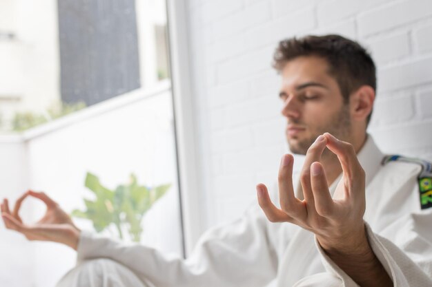 Foto mann übt yoga mit meditationsposition