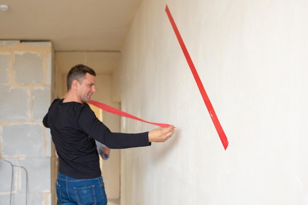 Foto mann umarmt seine frau junges paar umzug in neue wohnung blick von der seite konzept neue häuser neuanfang