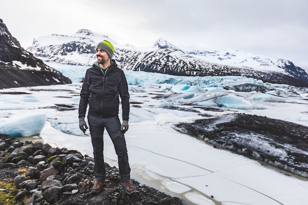 Mann- und Abenteurerporträt mit Gletscher