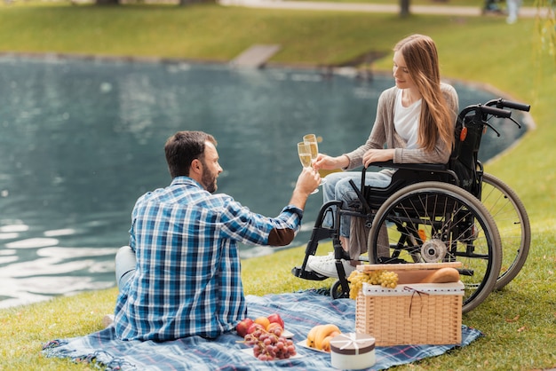 Mann und behindertes Mädchen am Datum im Park