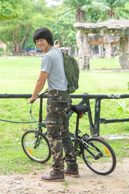 Mann und Fahrrad im Park