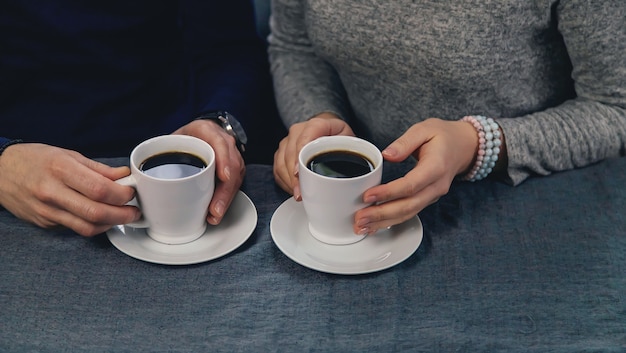 Mann und Frau am Tisch mit einer Tasse Kaffee
