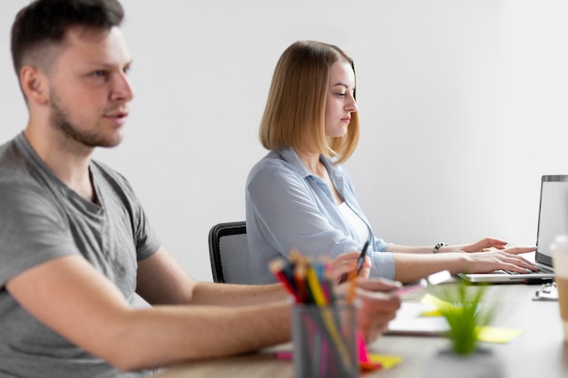 Foto mann und frau arbeiten im büro