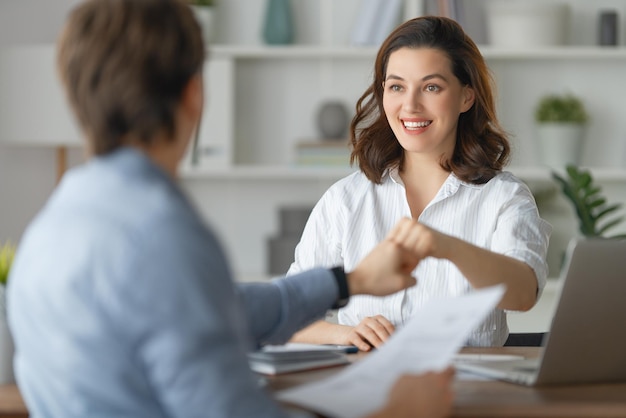 Mann und Frau arbeiten im Büro