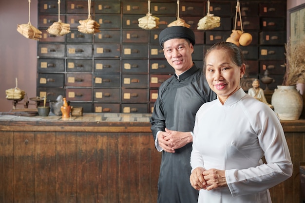 Mann und Frau arbeiten in der alten Apotheke