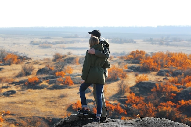 Mann und Frau auf dem Gipfel des Berges