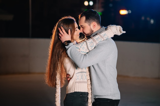 Mann und Frau auf einer Eisbahn