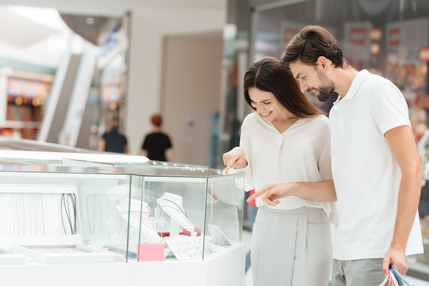 Mann und Frau betrachten Schmuck im Kiosk.