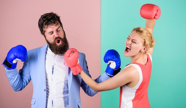 Mann und frau boxkampf verliebtes paar im wettbewerb im boxen konfliktkonzept familienstreit boxer kämpfen in handschuhen herrschaftskonzept geschlechterkampf gleichberechtigung der geschlechter gleichberechtigung der geschlechter