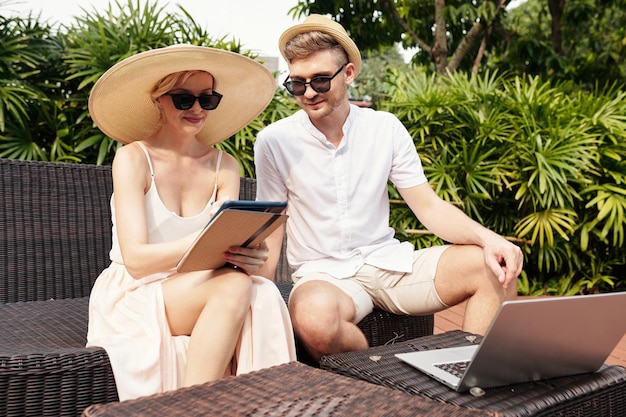 Mann und Frau, die draußen arbeiten