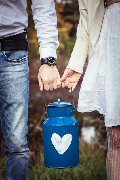 Mann und Frau, die eine blaue Dose halten