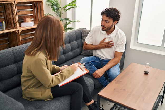 Mann und Frau, die eine Psychologiesitzung im Psychologiezentrum haben