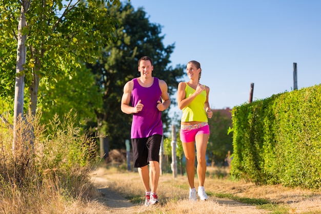 Mann und frau, die für sport laufen