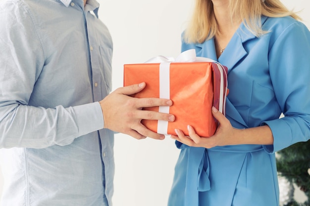 Mann und Frau, die Geschenkbox halten. Feiern Sie ein frohes neues Jahr oder Weihnachten