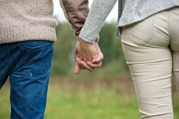 Mann und Frau, die Hände draußen halten