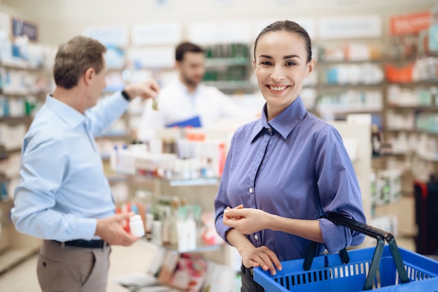 Mann und Frau, die Medizin in den Apotheken wählen.