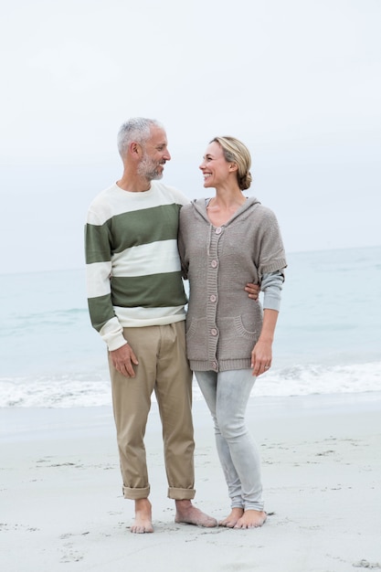 Mann und Frau, die sich halten